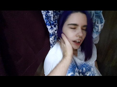 ❤️ I kitea taku tuahine i roto i te kaapata ka awhina ia ia ki te cum ☑ Video Fucking  i a matou